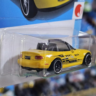 Hot Wheels '91 Mazda MX 5 Miata Vehicle Exclusive Collection