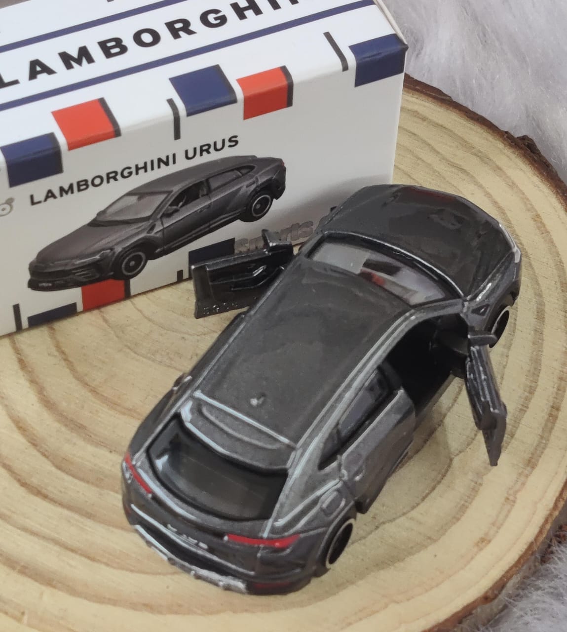 Official Bburago Lamborghini Urus - 1 : 64 Diecast Scale Model